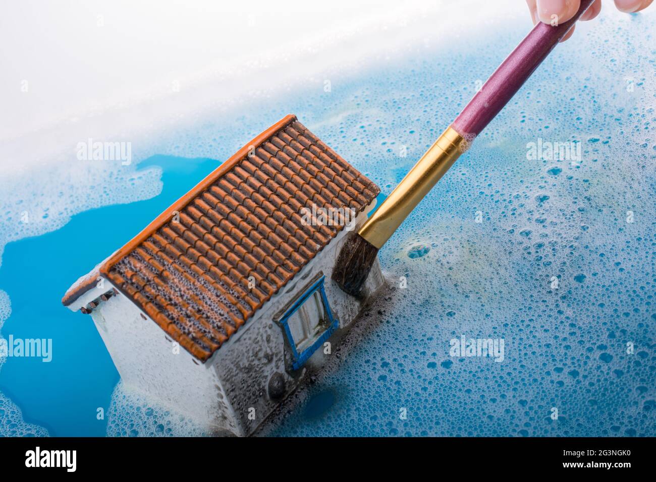 Modellare la spazzola per la casa e la pittura in acqua schiumosa Foto Stock