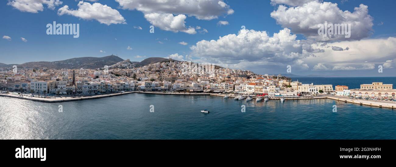 Isola di Syros, Grecia, Cicladi. Siros o Syra Vista aerea panoramica del drone. Ermoupolis città paesaggio, panorama della costa, barche a vela ormeggiate al molo Foto Stock