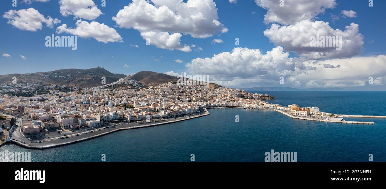 Isola di Syros, Grecia, la capitale delle Cicladi Ermoupolis, panorama della costa, Siros o Syra vista aerea panoramica drone, mare calmo, cielo blu nuvoloso Foto Stock