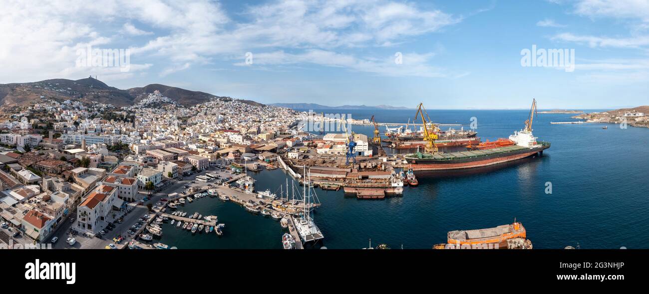 Isola di Syros, Grecia, Cicladi. Siros o città di Syra, cantiere navale di Neorion e vista panoramica del porto aereo drone, Ermoupolis panorama urbano, barche moo Foto Stock