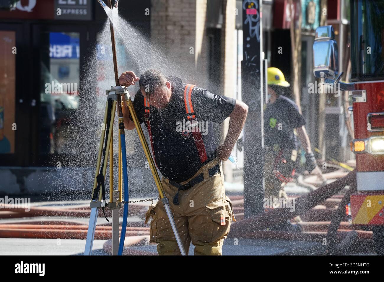 Montreal,Quebec,Canada,9 Giugno 2021.Fireman raffreddamento dopo aver combattuto un fuoco in caldo Weather.Credit: Mario Beauregard/Alamy News Foto Stock
