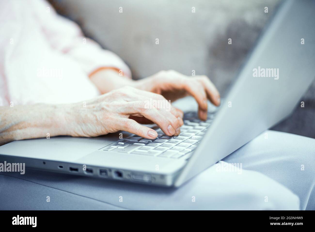 Mani di donna matura che scrivono sul computer portatile Foto Stock