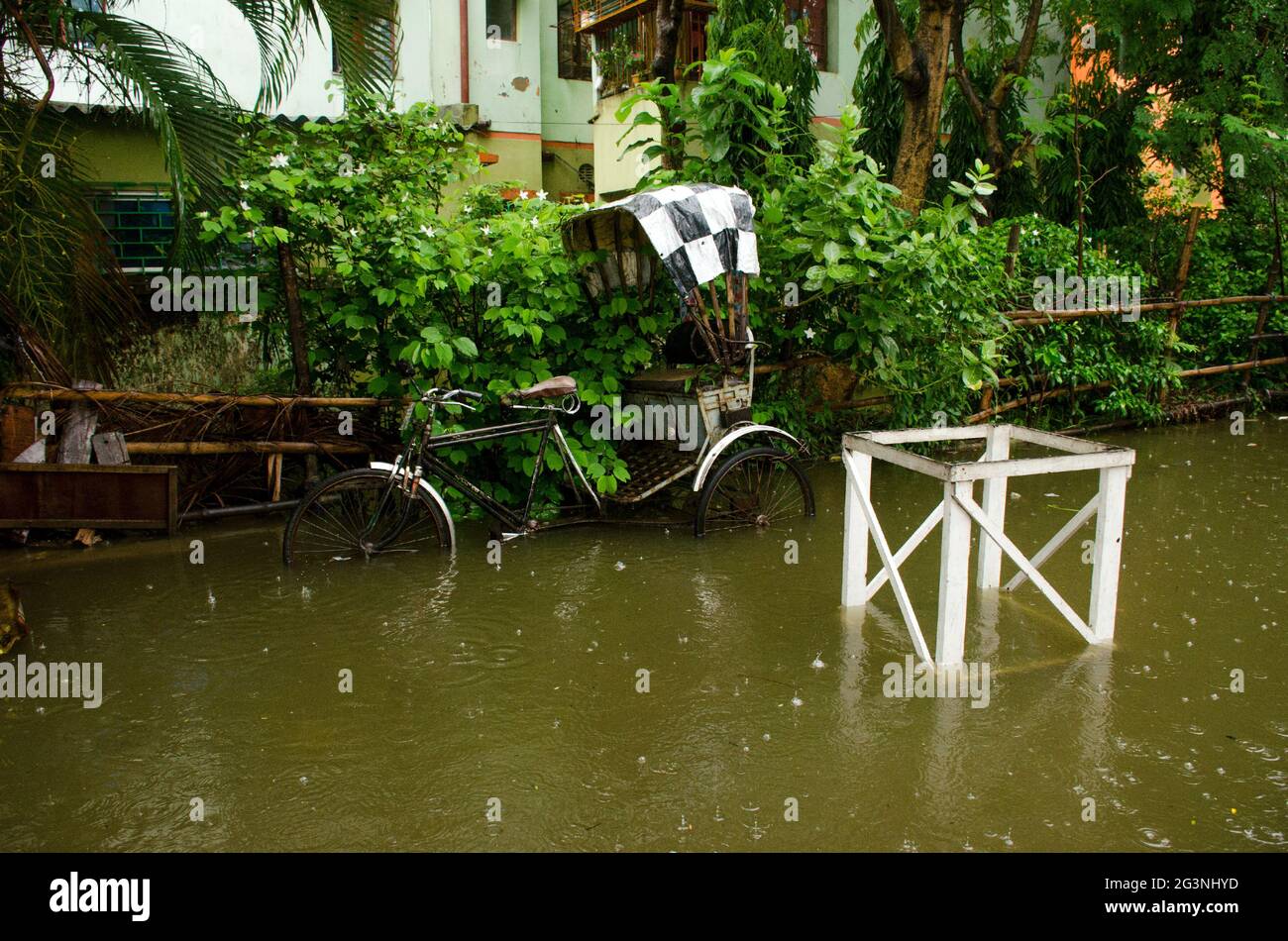 Le strade di Kolkata si sono sommerse in giornate di pioggia intensa. Un risciò è affondato nell'acqua piovana. Foto Stock