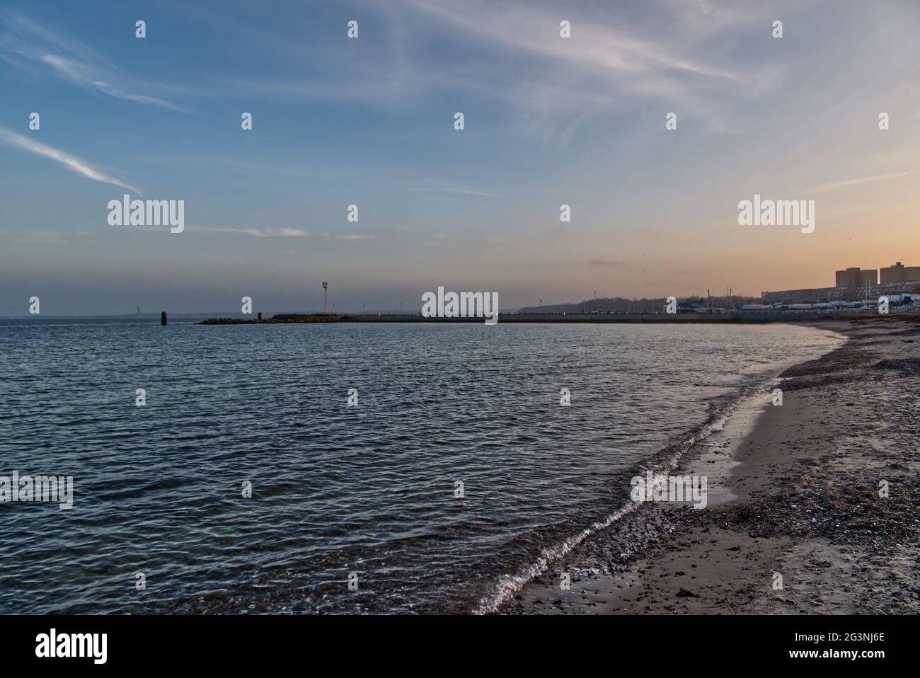 Bella stagione sotto il cielo tramonto a Schleswig Holstein, Germania Foto Stock
