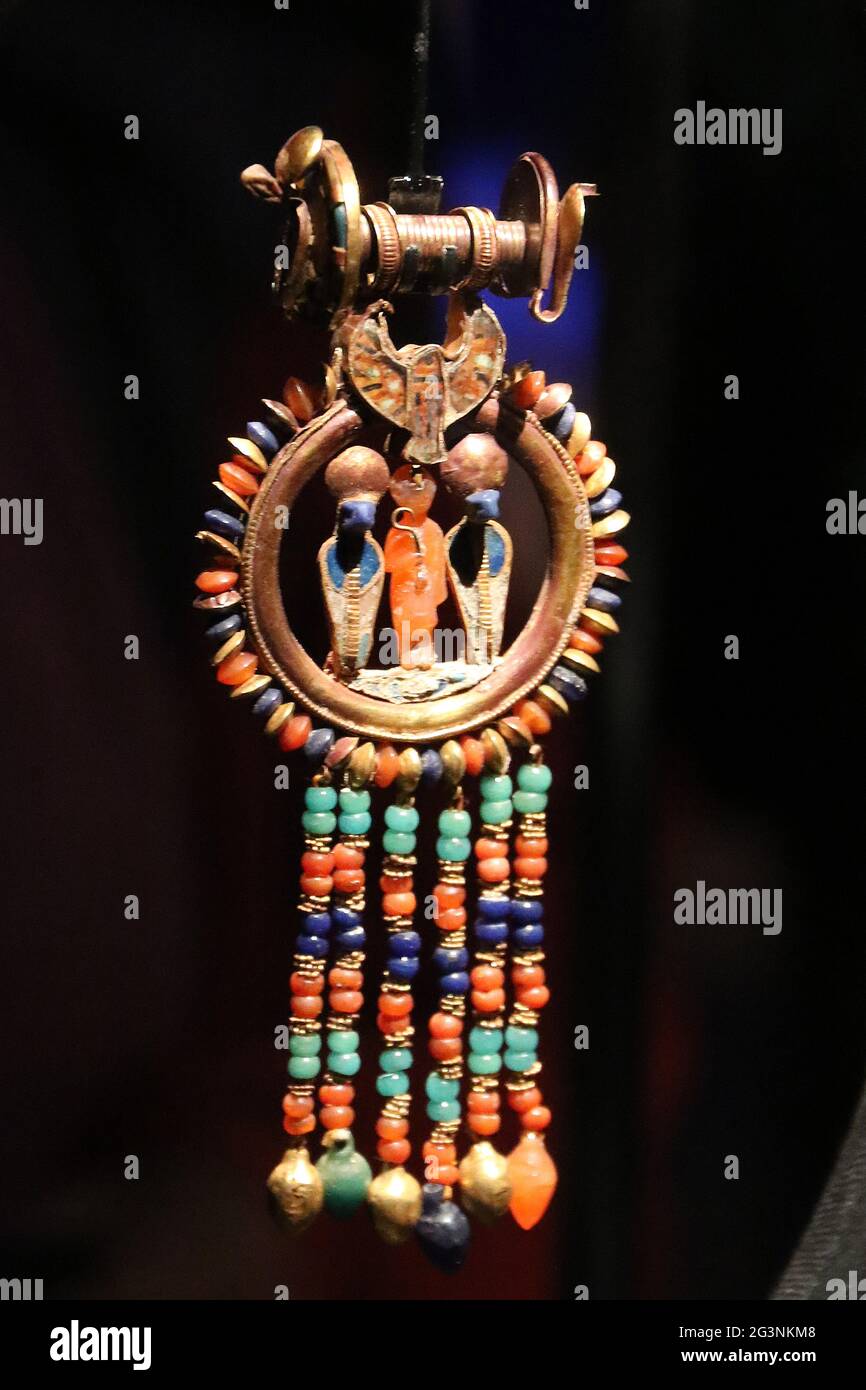 FRANCIA ILE-DE-FRANCE (75) PARIS.ESPOSIZIONE DEI 100 ANNI DEL TESORO DEL FARAONE TOUTANKHAMON, 150 OGGETTI ORIGINALI SULLA GRANDE SALA DELLA VIL Foto Stock