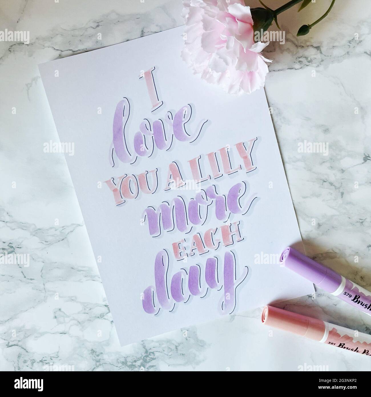 Ti amo un po 'di più ogni giorno - motivazionale calligraphy moderna citazione di stile Foto Stock