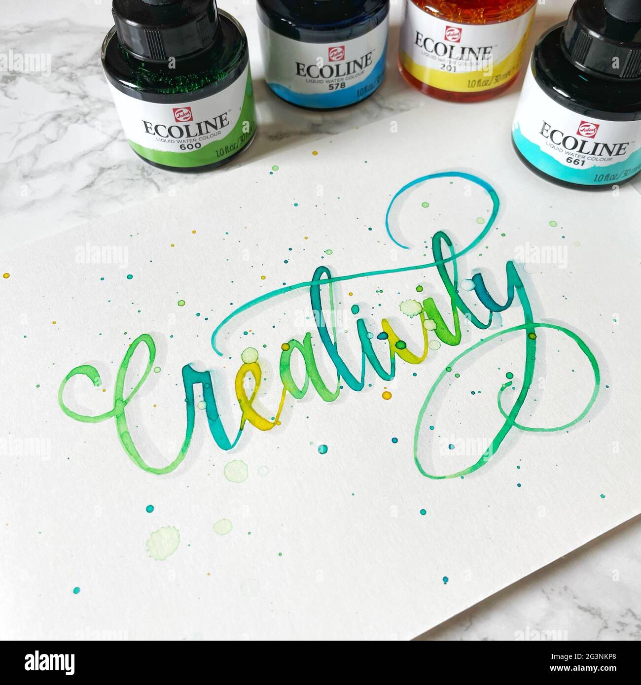 Iscrizione creativa realizzata con Ecoline Liquid Watercolours in fiorente stile calligrafico Foto Stock