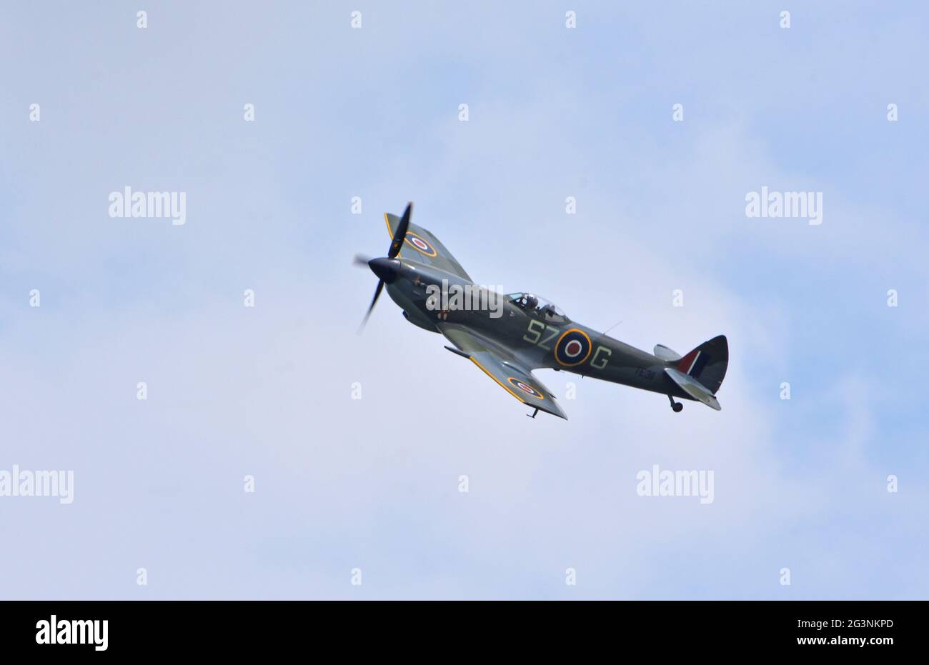 Vintage Supermarine Spitfire Mk.XVl, TE311, rappresenta l'aereo TD240 SZ-G in volo. Foto Stock