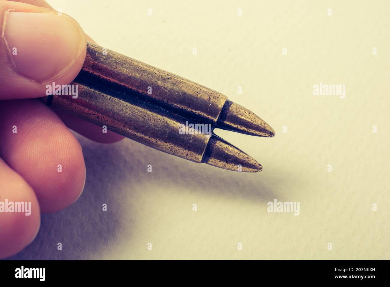 Proiettili in mano come Conceptual contro la fotografia di guerra Foto Stock