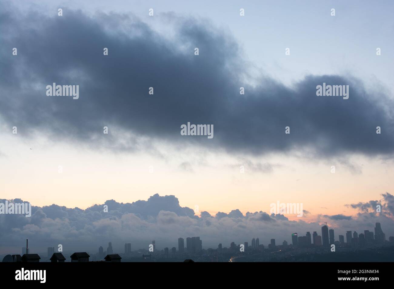 Nuvole scure nel cielo Foto Stock