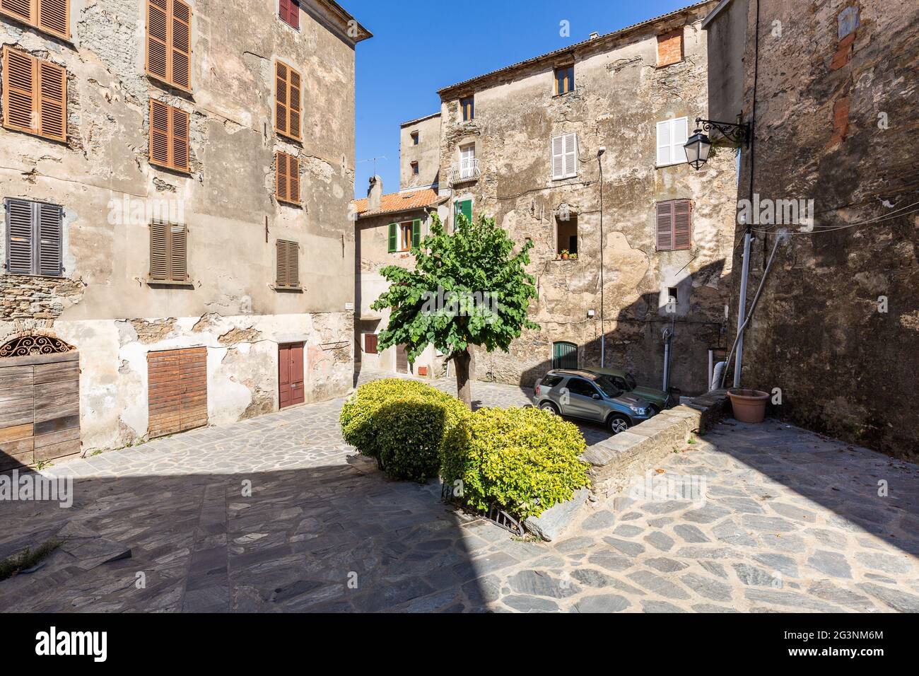 Piazza soleggiata nel centro del paese di Cervione. Corsica, Francia Foto Stock