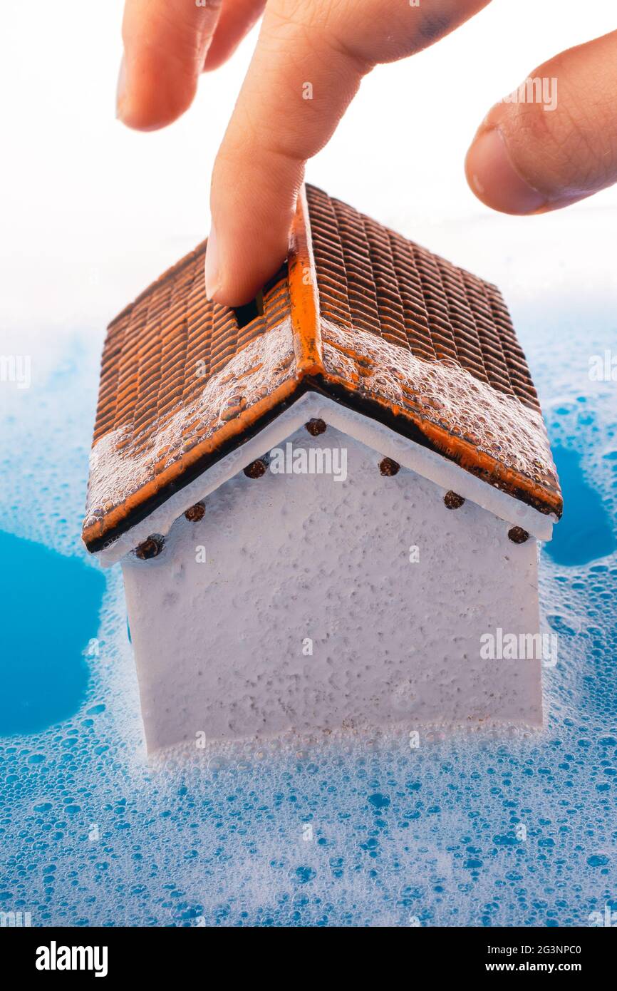 Modellare la spazzola per la casa e la pittura in acqua schiumosa Foto Stock