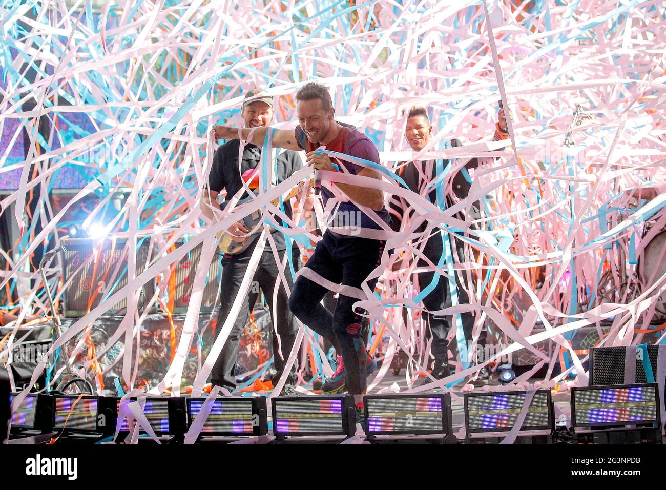 Il cantante Chris Martin si esibisce con la sua band Coldplay nella mostra Today della NBC a New York City, Stati Uniti, il 17 giugno 2021. REUTERS/Brendan McDermid Foto Stock