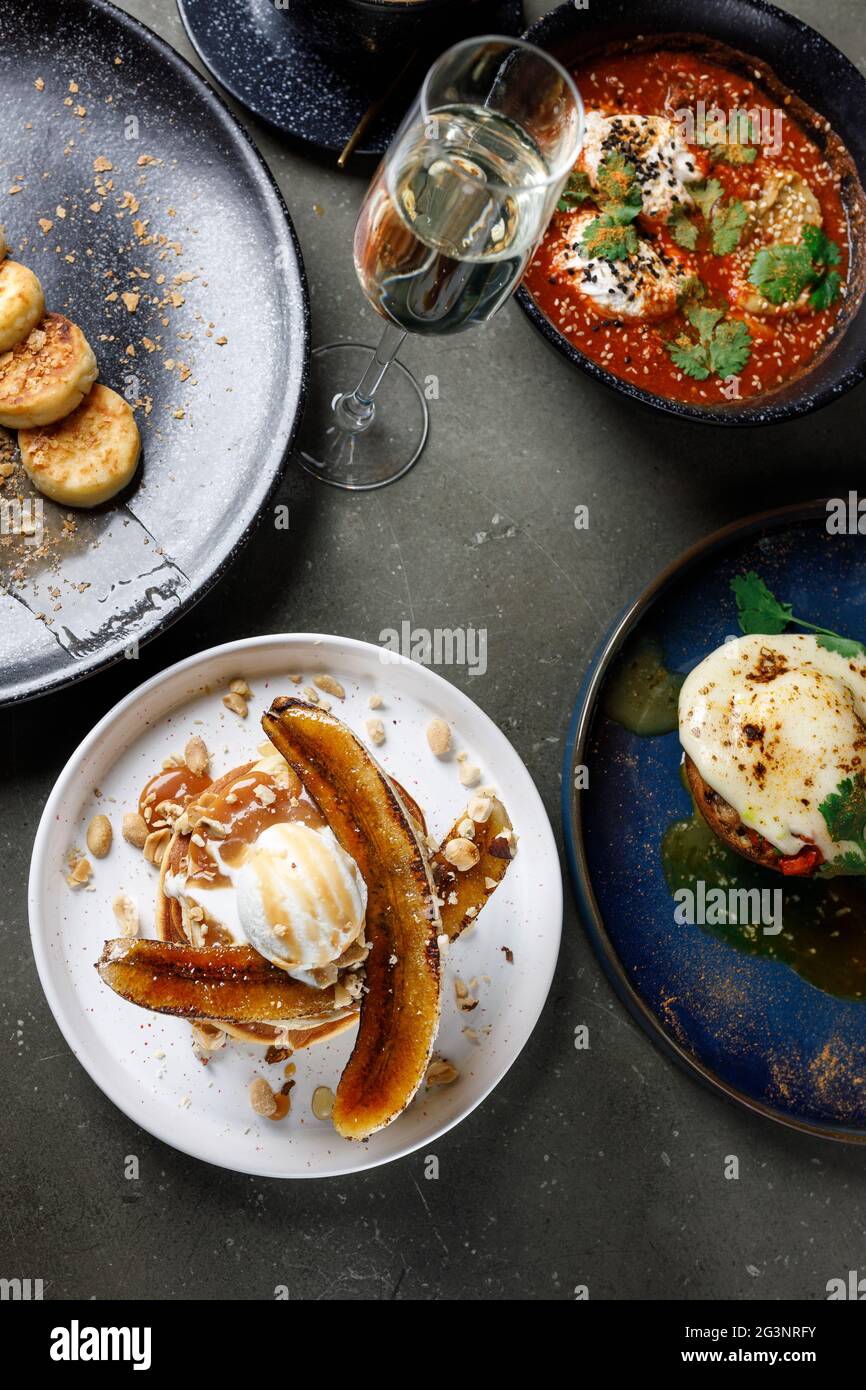 Frittelle con banana, caramello e paletta per gelato Foto Stock