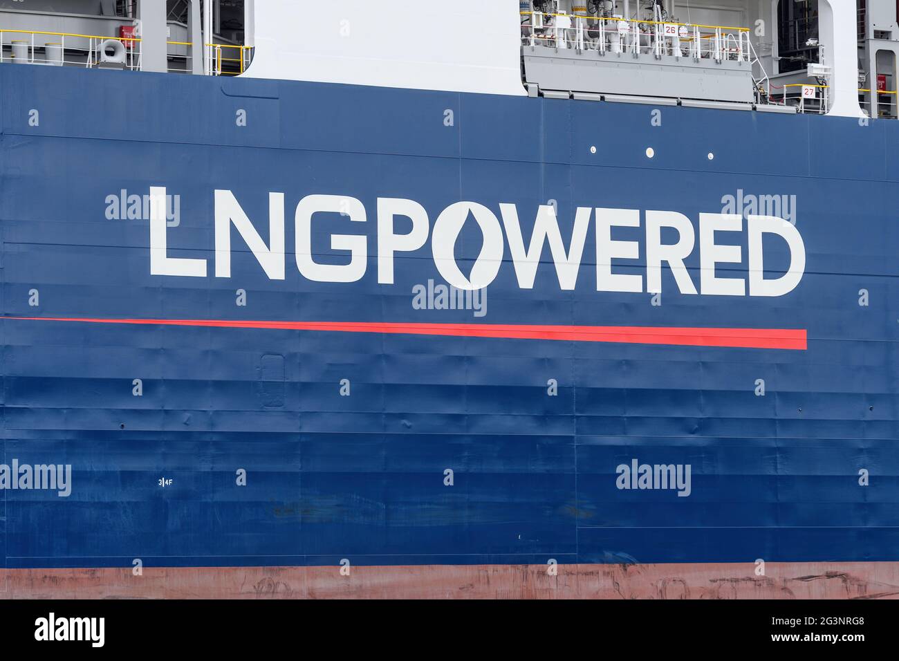 Logo del gas naturale liquefatto (GNL) che mostra le credenziali verdi del carburante utilizzato dalla nave container CMA CGM Tenere - Porto di Southampton, novembre 2020 Foto Stock