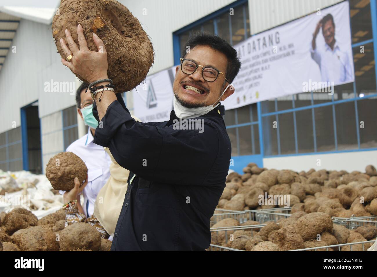 Ministro dell'Agricoltura della Repubblica di Indonesia Syahrul Yasin Limpo che mostra i tuberi porang (Amorphophallus muelleri) presso il cantiere di lavorazione porang nel villaggio di Kuwu, distretto di Balerejo, reggenza di Madiun (foto di Ajun Ally/Pacific Press/Sipa USA) Foto Stock