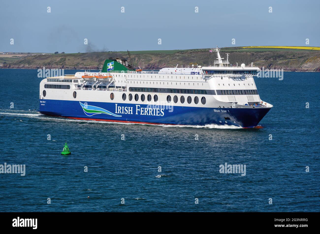 Il traghetto greco charter Blue Star 1 a Milford Haven in viaggio per Pembroke Dock dopo aver attraversato il Mare d'Irlanda dal porto di Rosslare - Aprile 2021 Foto Stock