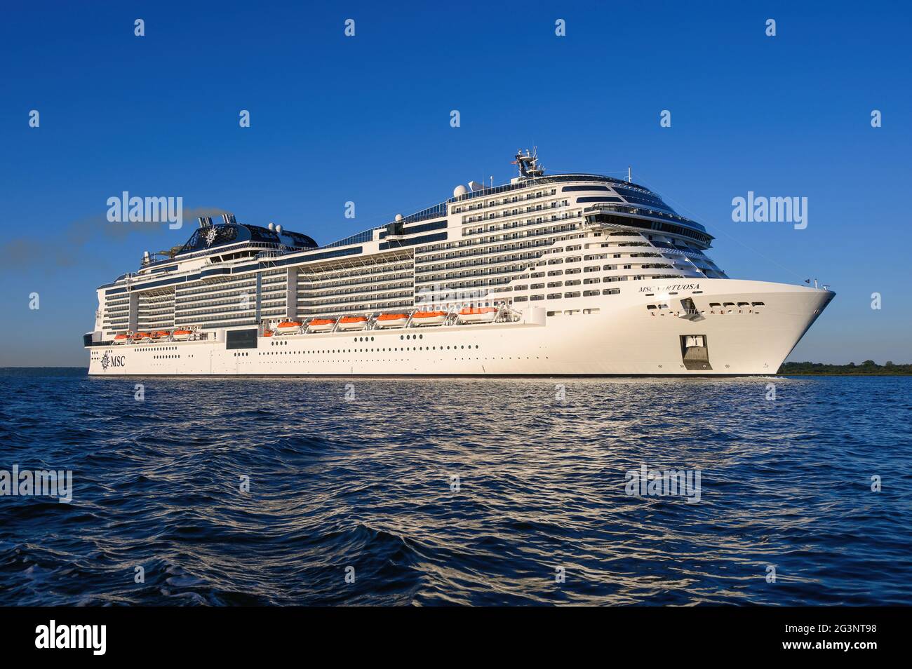 La nave da crociera MSC Cruises MSC Virtuosa su Southampton Water in rotta  verso il porto di Southampton - Giugno 2021 Foto stock - Alamy
