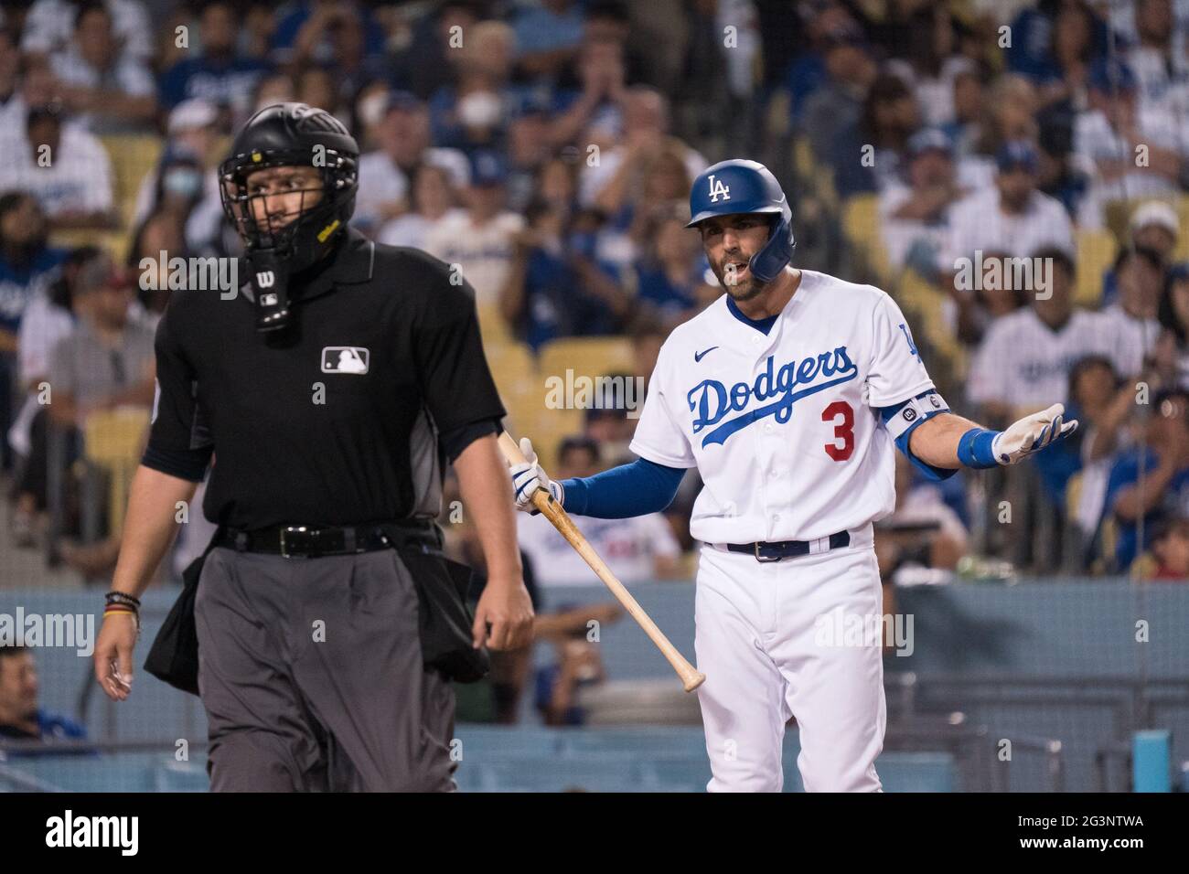 Il calciatore di Los Angeles Dodgers Chris Taylor (3) reagisce ad una chiamata di attacco tre da parte dell'umpire Manny Gonzalez (79) durante una partita di MLB contro il Philadelph Foto Stock