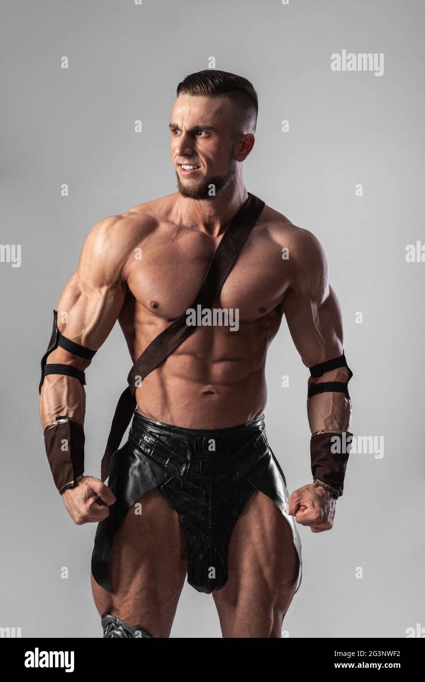 Mezza lunghezza Ritratto di giovane bello uomo muscoloso gladiatore Foto Stock