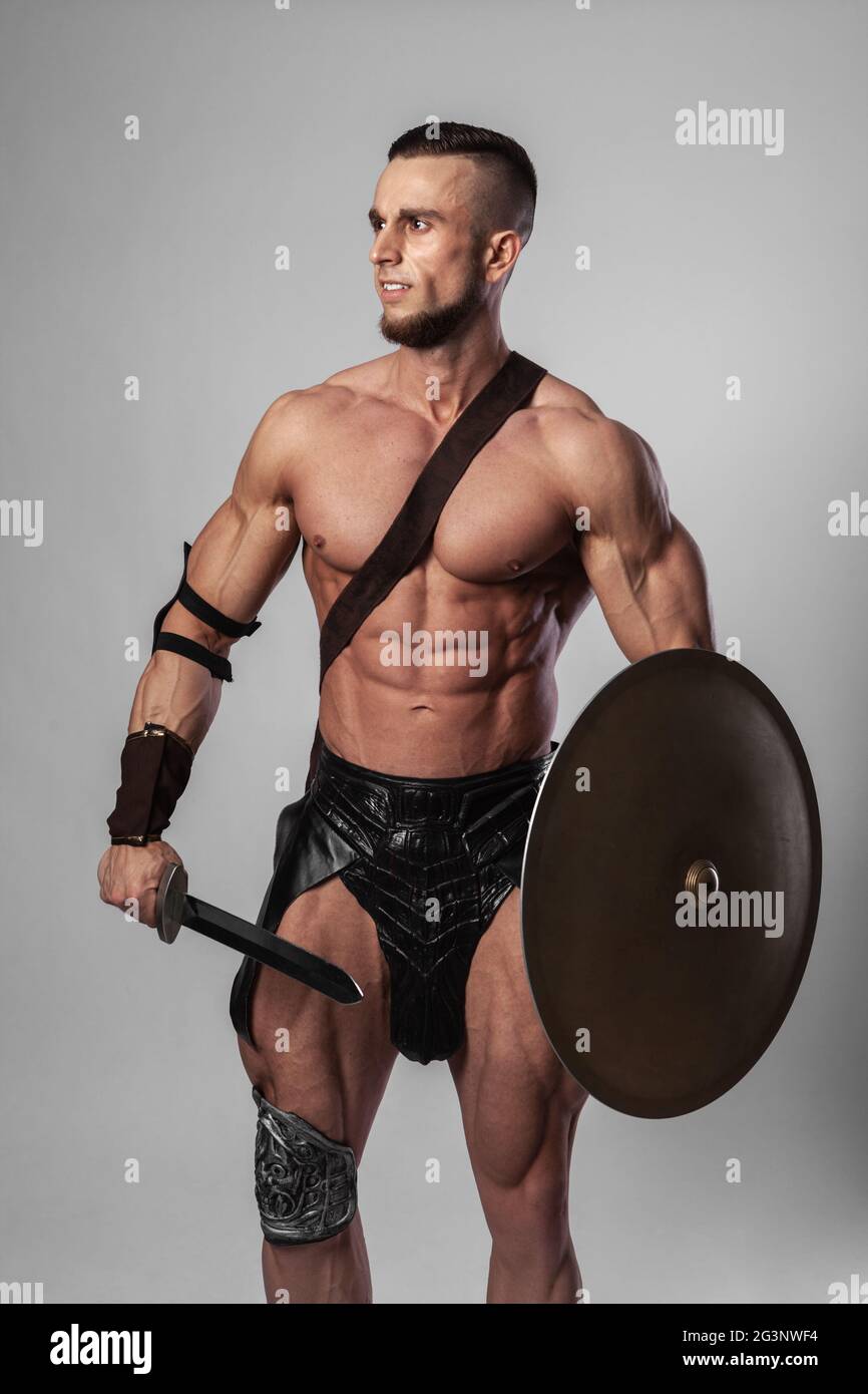 Mezza lunghezza Ritratto di giovane bello uomo muscoloso gladiatore Foto Stock