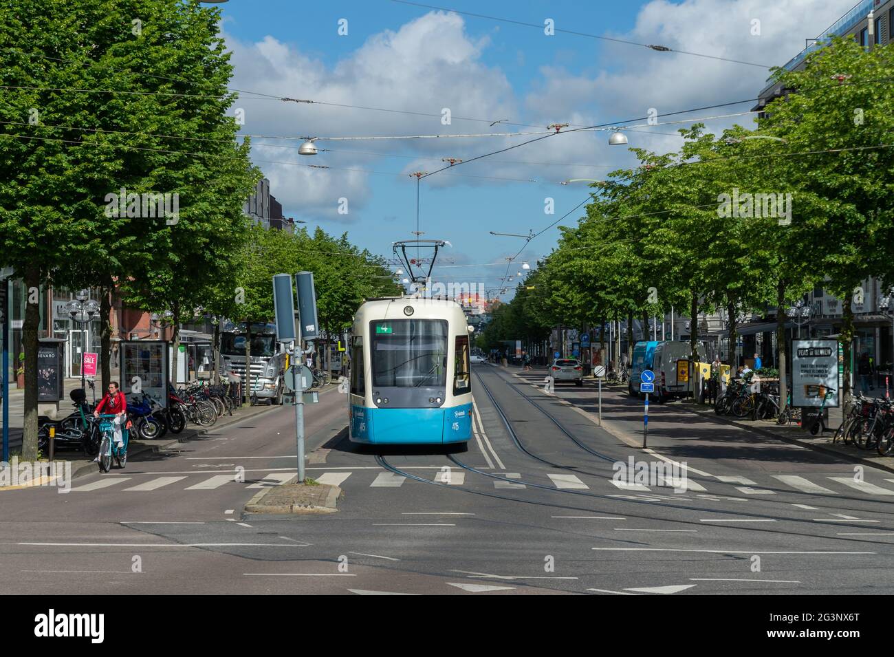 GOTEBORG, SVEZIA - 16 giugno 2021: Un tram blu nel centro della città. Una delle caratteristiche più famose di Goteborg. Un modo comodo per viaggiare Foto Stock