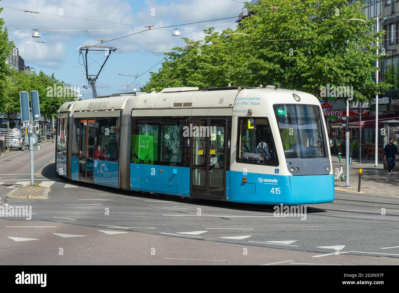 GOTEBORG, SVEZIA - 16 giugno 2021: Un tram blu nel centro della città. Una delle caratteristiche più famose di Goteborg. Un modo comodo per viaggiare Foto Stock