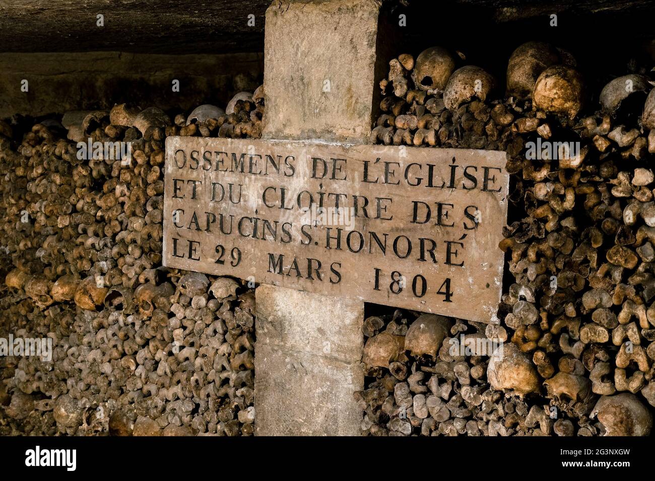 Piatto sulle pareti delle Catacombe di Parigi, Francia Foto Stock