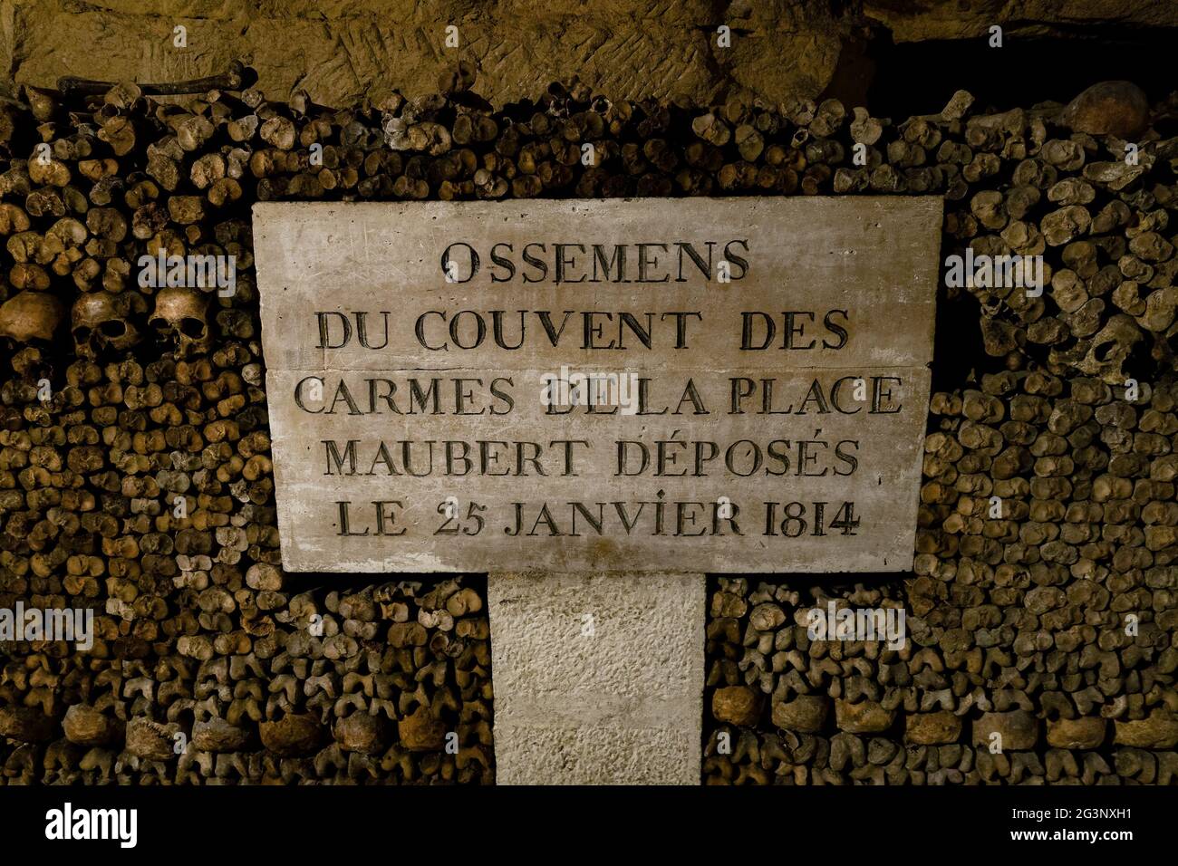 Piatto sulle pareti delle Catacombe di Parigi, Francia Foto Stock