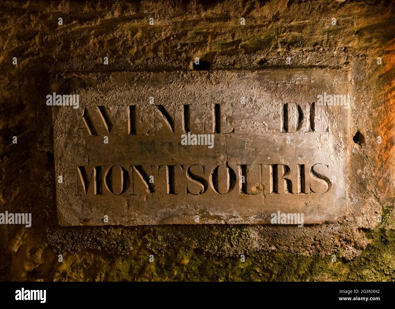 Cartelli stradali sulle mura delle Catacombe di Parigi, Francia Foto Stock