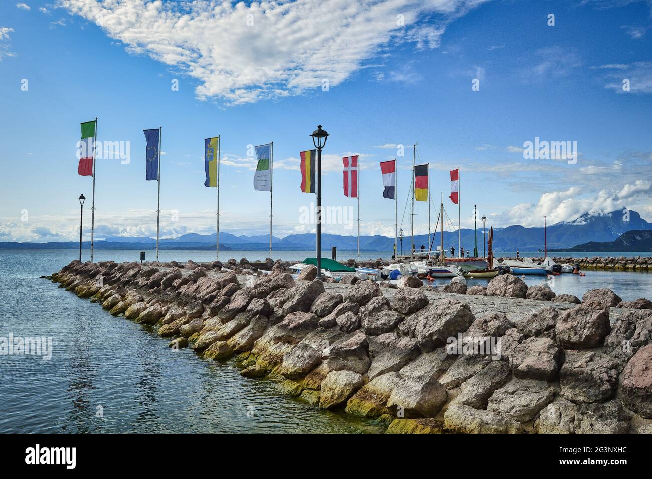 porto al lago di garda con molo e. Foto Stock