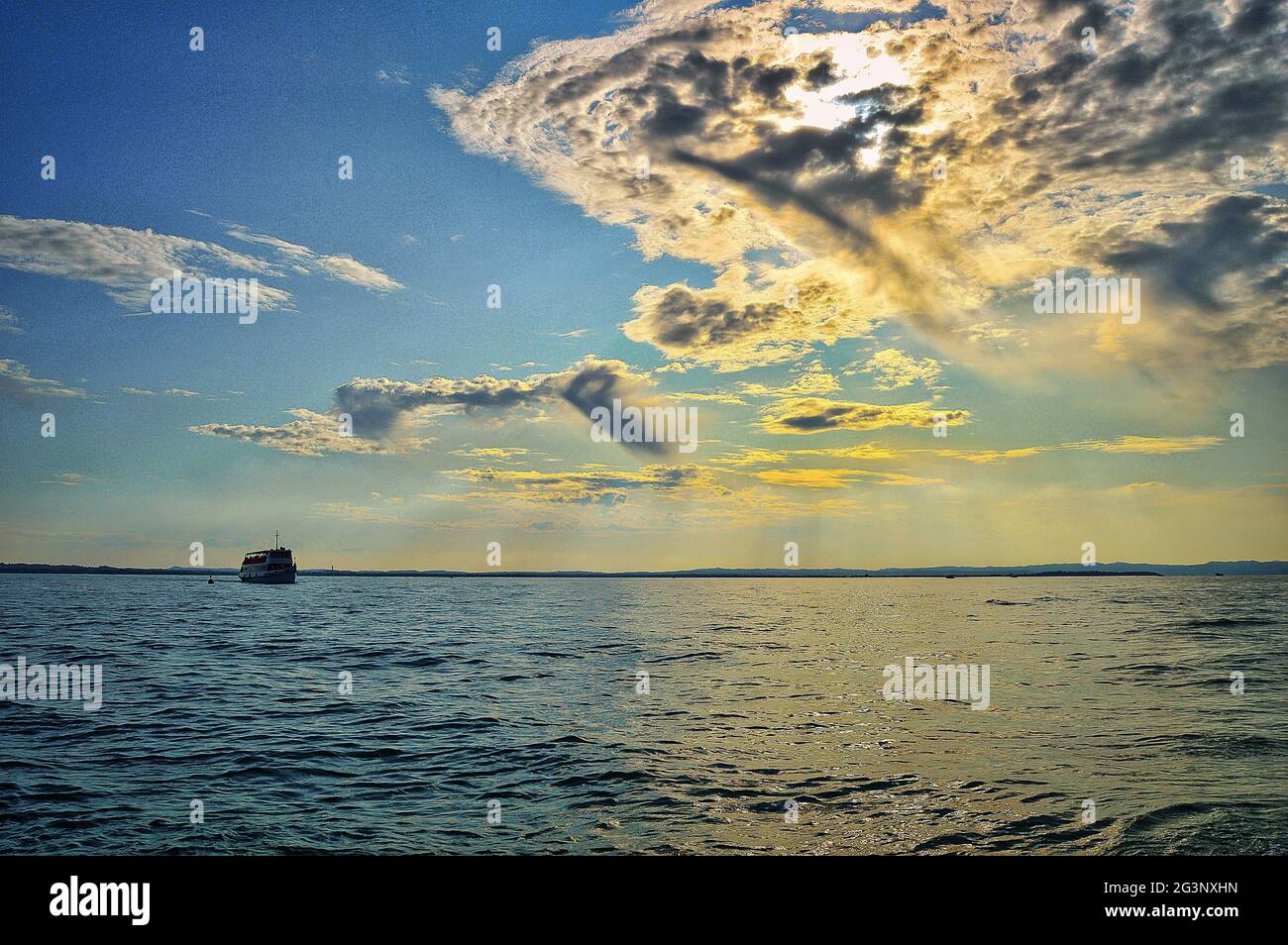 nave sul lago di garda al tramonto Foto Stock