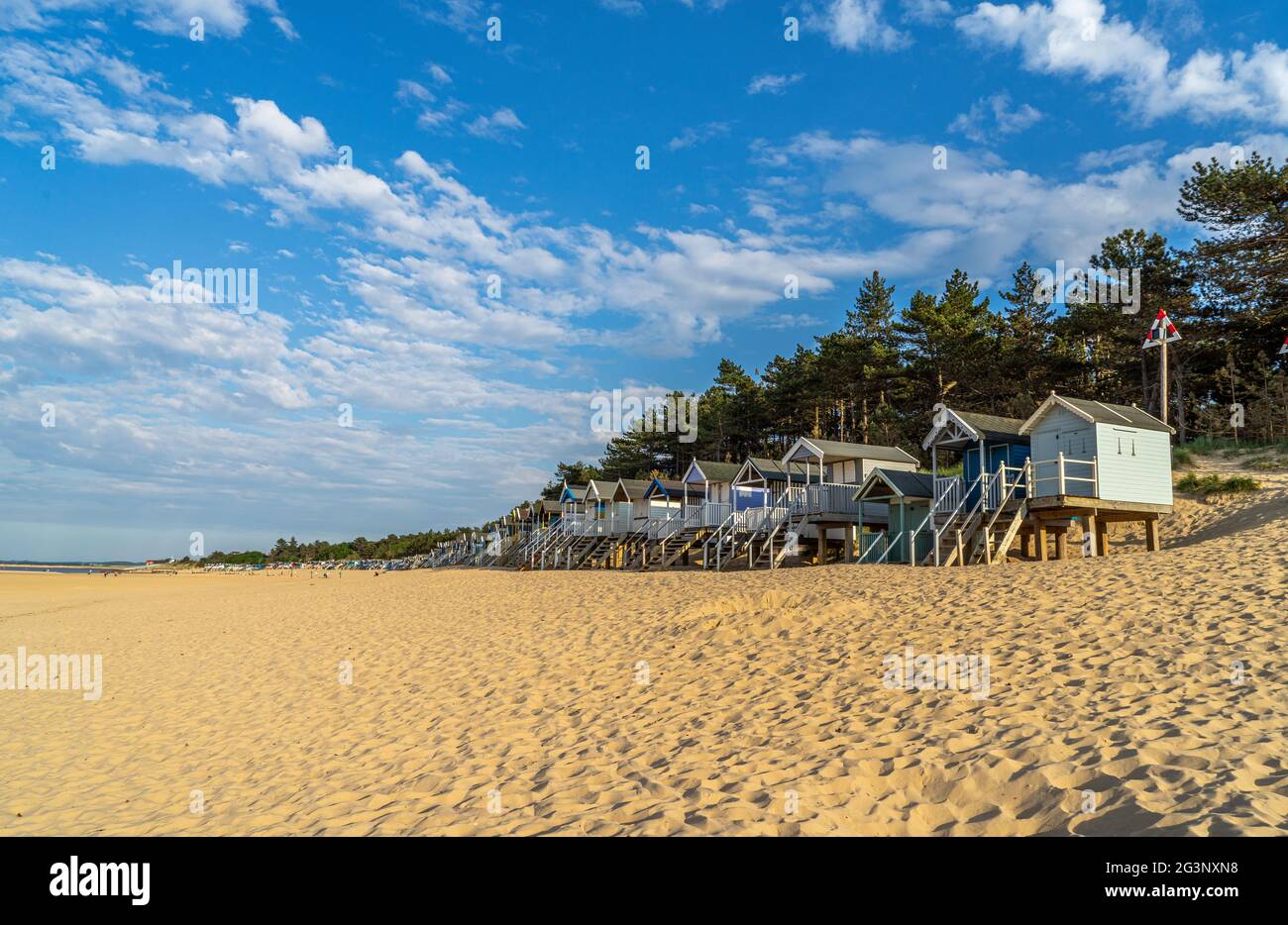 Luce serale sulle capanne sulla spiaggia a Wells-vicino-il-mare Foto Stock