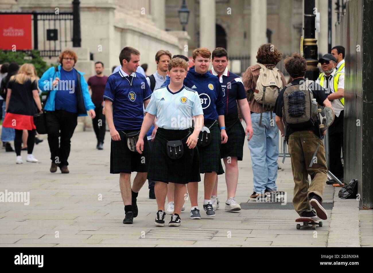 Londra, Regno Unito. 17 Giugno 2021. Trafalgar Square preparato per la partita di Scozia in Inghilterra venerdì. La folla si schiaccia tra la Sealed Off Fan zone e la National Gallery. La piazza rimane occupata nonostante sia stata per lo più sigillata di in preparazione per la partita. Credit: JOHNNY ARMSTEAD/Alamy Live News Foto Stock