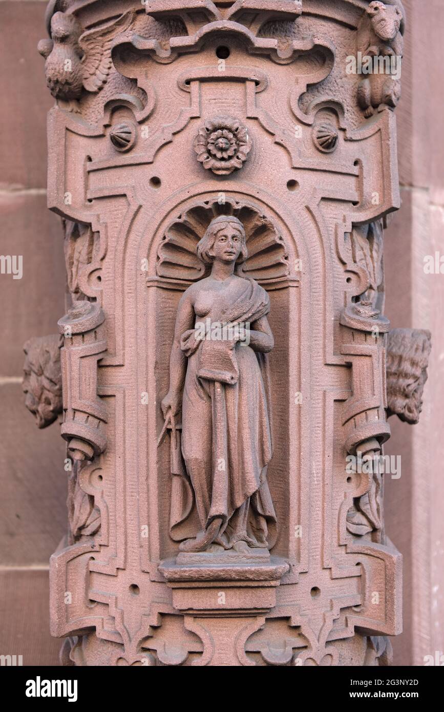 Scultura in arenaria sulla facciata esterna del rathaus roemer francoforte sul meno germania Foto Stock