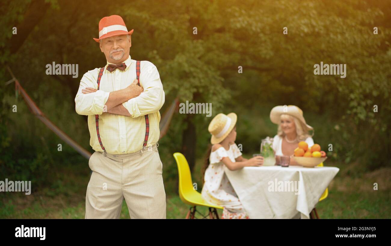 Il Ritratto di una famiglia in appoggio insieme nel giardino. Foto Stock