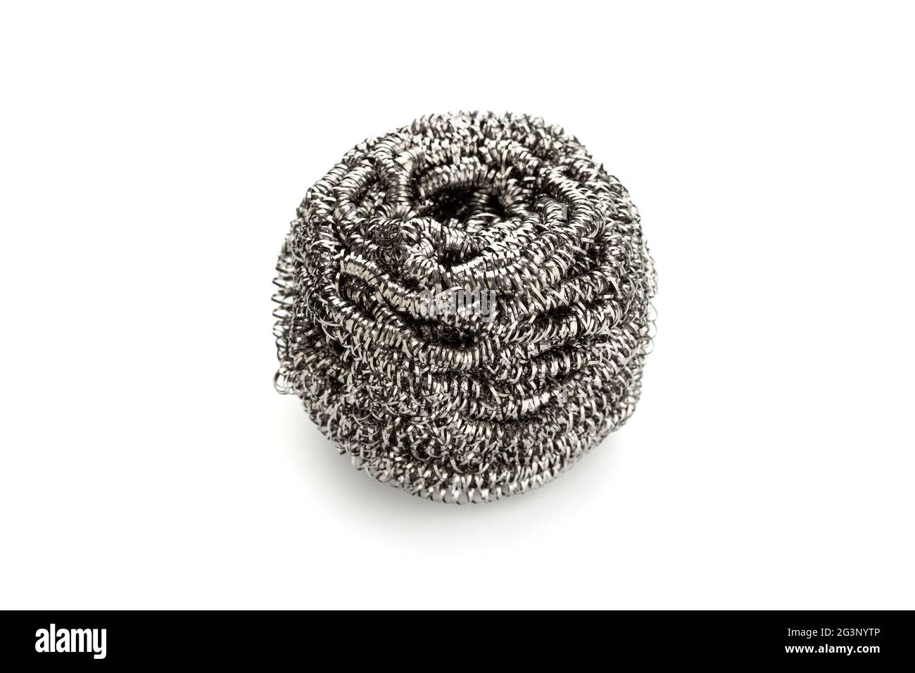Scrubber piatto metallico isolato su sfondo bianco. Primo piano Foto Stock