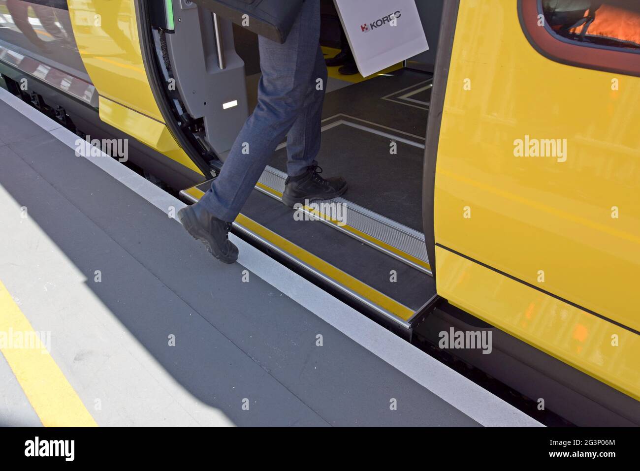 Dimostrazione di scalata a livello sul nuovo treno metropolitano Merseyrail classe 777 Stadler EMU presentato al Rail Live, il 16 giugno 2021 Foto Stock