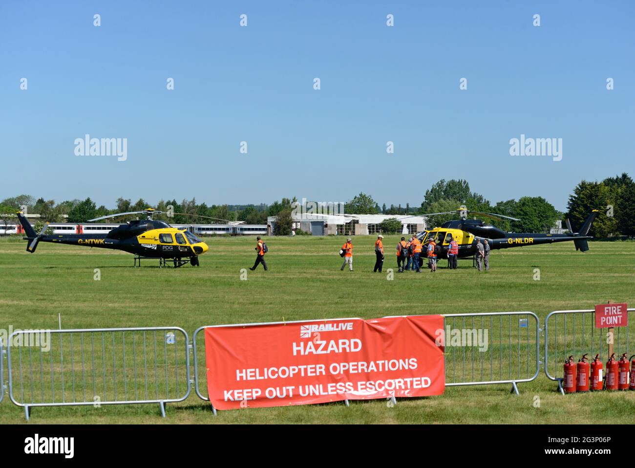 Network Rail Air Operations Eurocopter AS355 Écureuil 2 elicotteri in mostra alla fiera Rail Live di Long Marston, Warwickshire, giugno 2021 Foto Stock