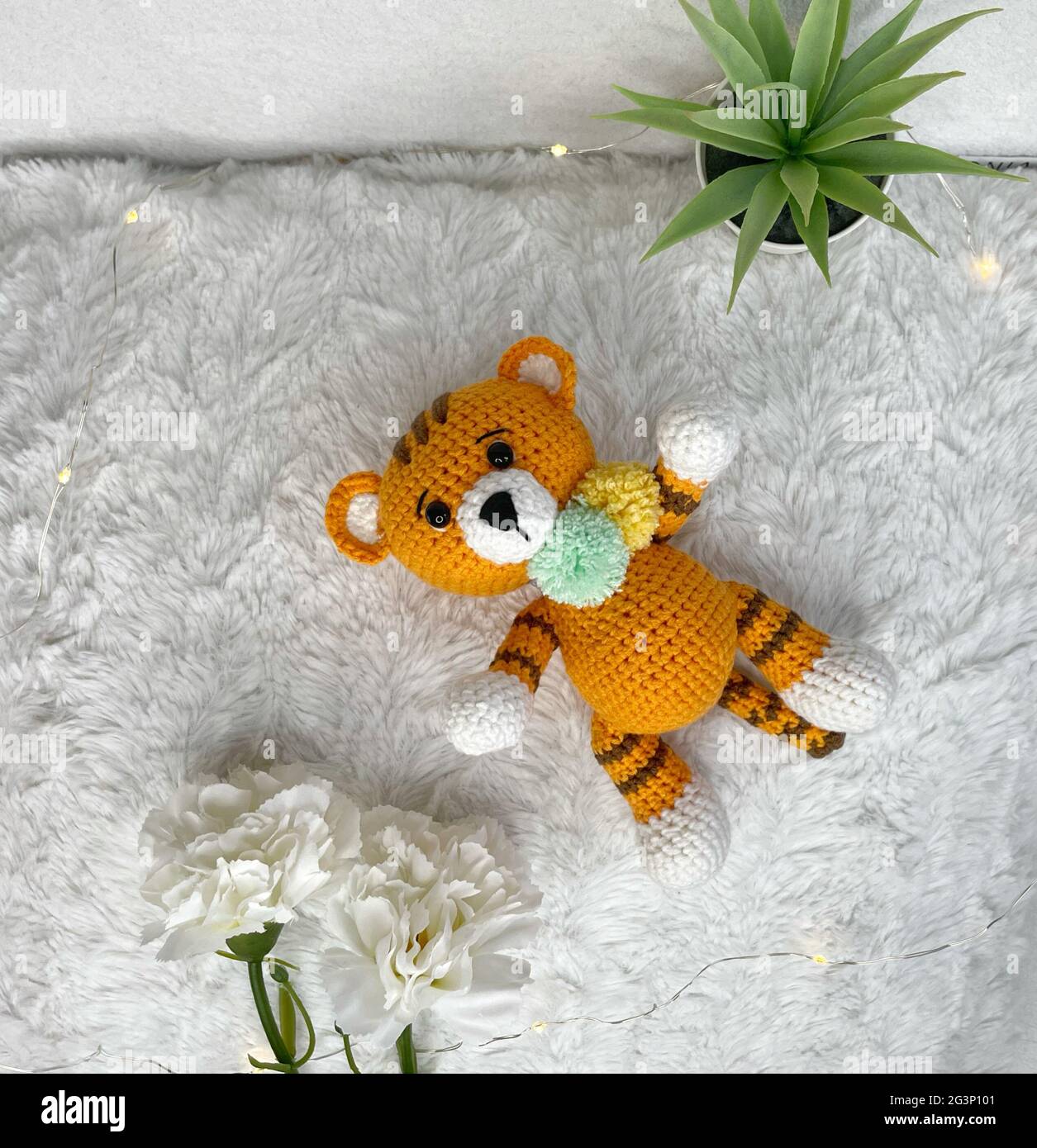 Giocattolo animale a crochet fatto a mano - giocattolo imbottito Amigurumi - Tiger di corchet con pompi colorati Foto Stock