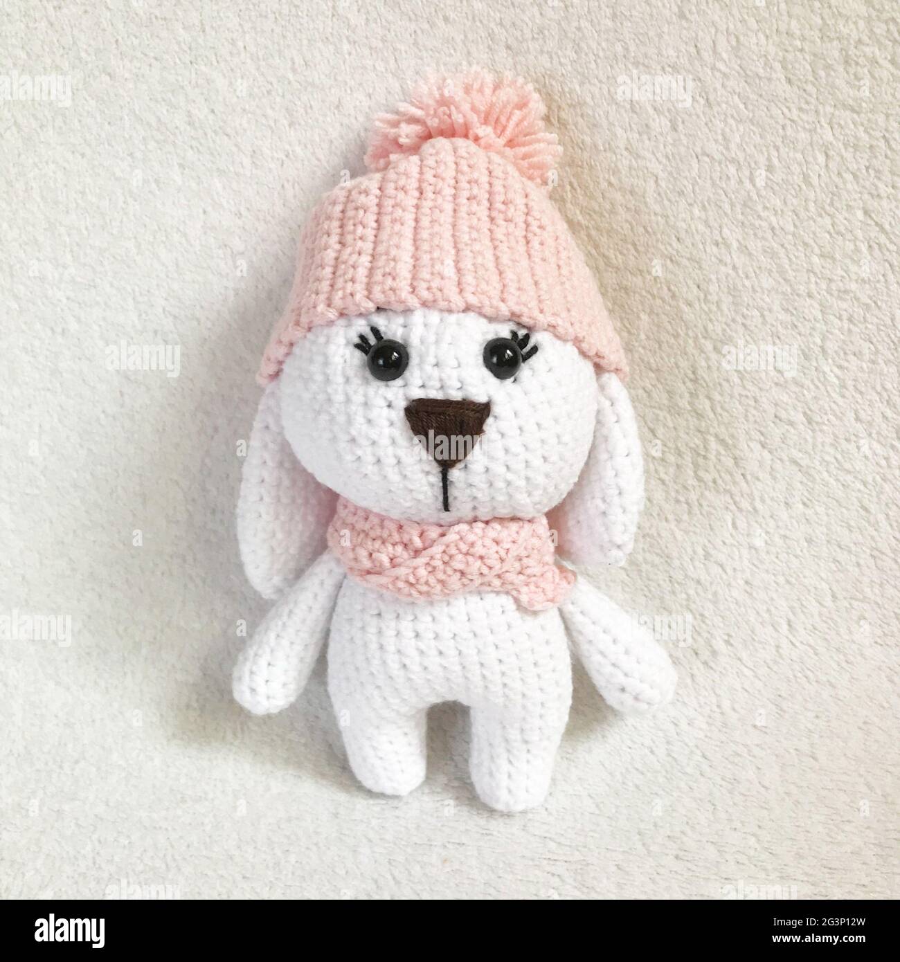 Giocattolo a crochet fatto a mano - giocattolo farcito Amigurumi - coniglio  carino con cappello e sciarpa Foto stock - Alamy
