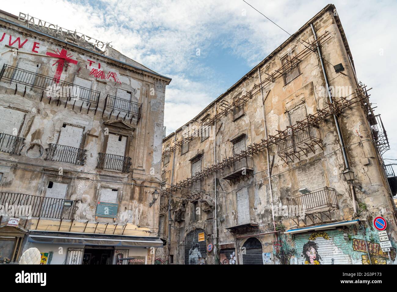 Palermo, Sicilia, Italia - 5 ottobre 2017: Piazza Garraffello con edifici in rovina dipinti con murales nel centro storico di Palermo. Foto Stock