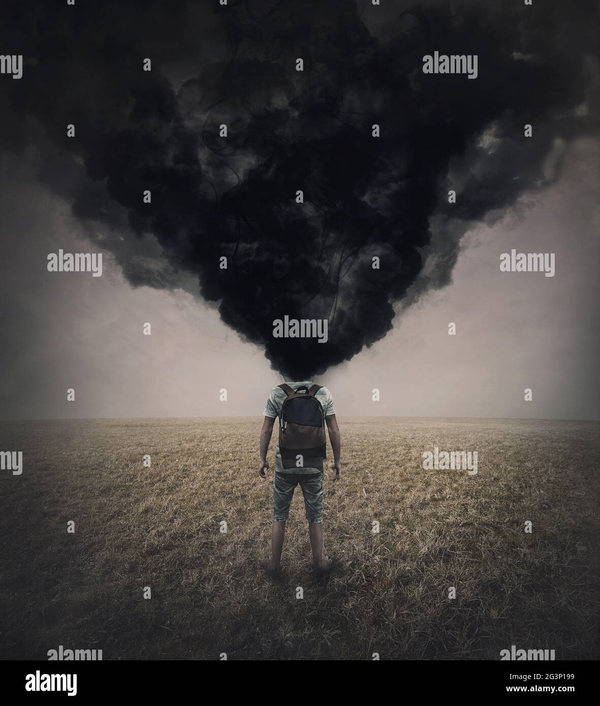 Scena surreale di un uomo solista nel campo con denso fumo nero invece la sua testa. Stanchezza e infastidita persona che soffre crisi emotiva. Burnou mentale Foto Stock