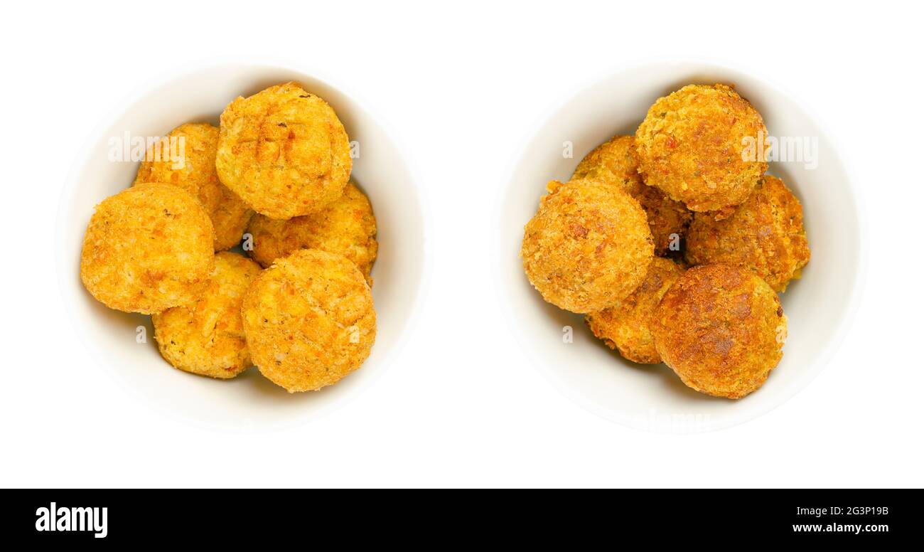 Palle di falafel vegano, prefritte e fritte in ciotole bianche. Gruppi di frittelle a forma di sfera, a base di ceci, un tradizionale cibo mediorientale. Foto Stock