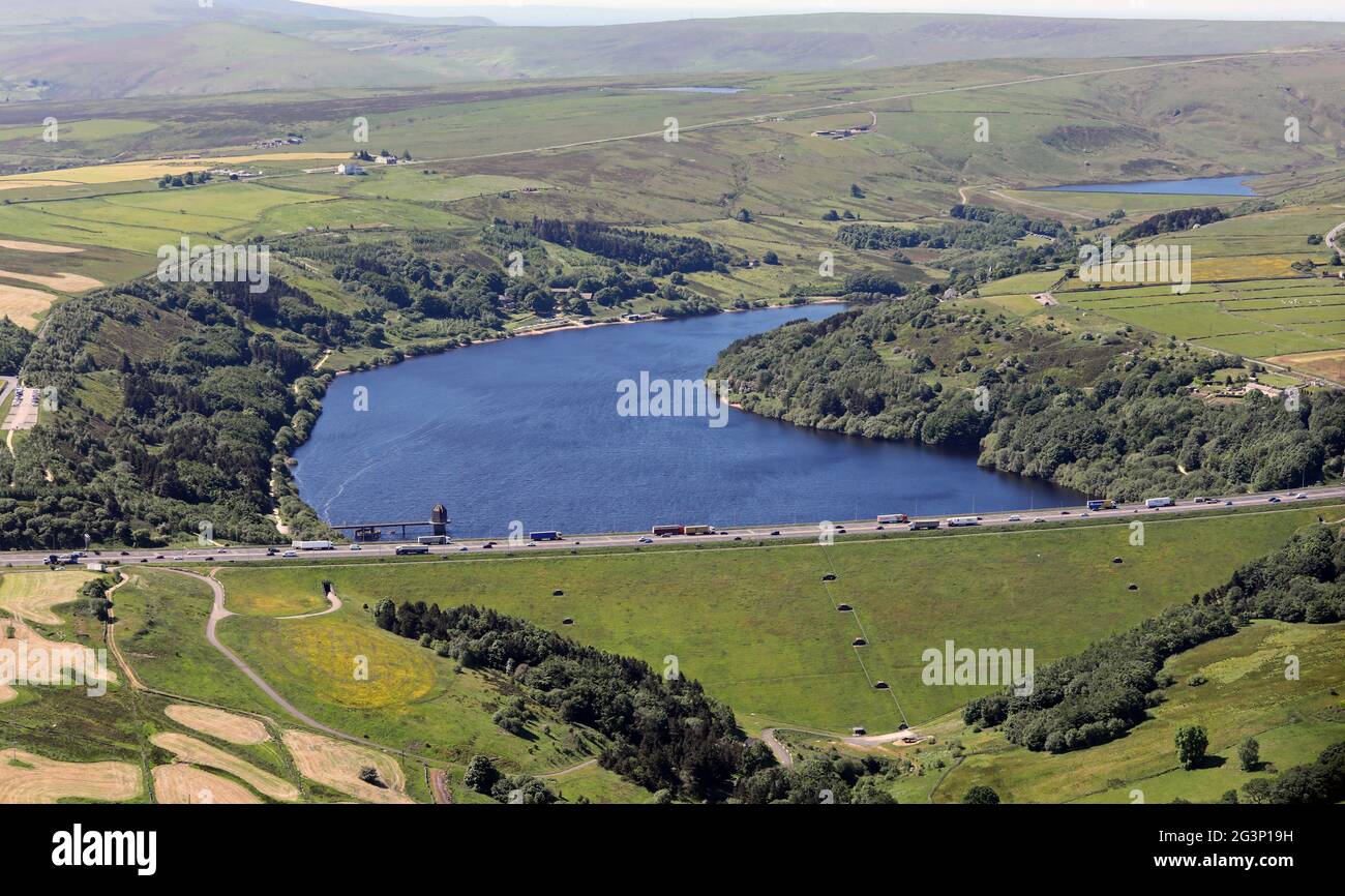 Vista aerea del lago artificiale di Scammonden e del Club di vela sull'acqua di Scammonden, sull'autostrada M62 a Ripponden vicino a Huddersfield, West Yorkshire Foto Stock
