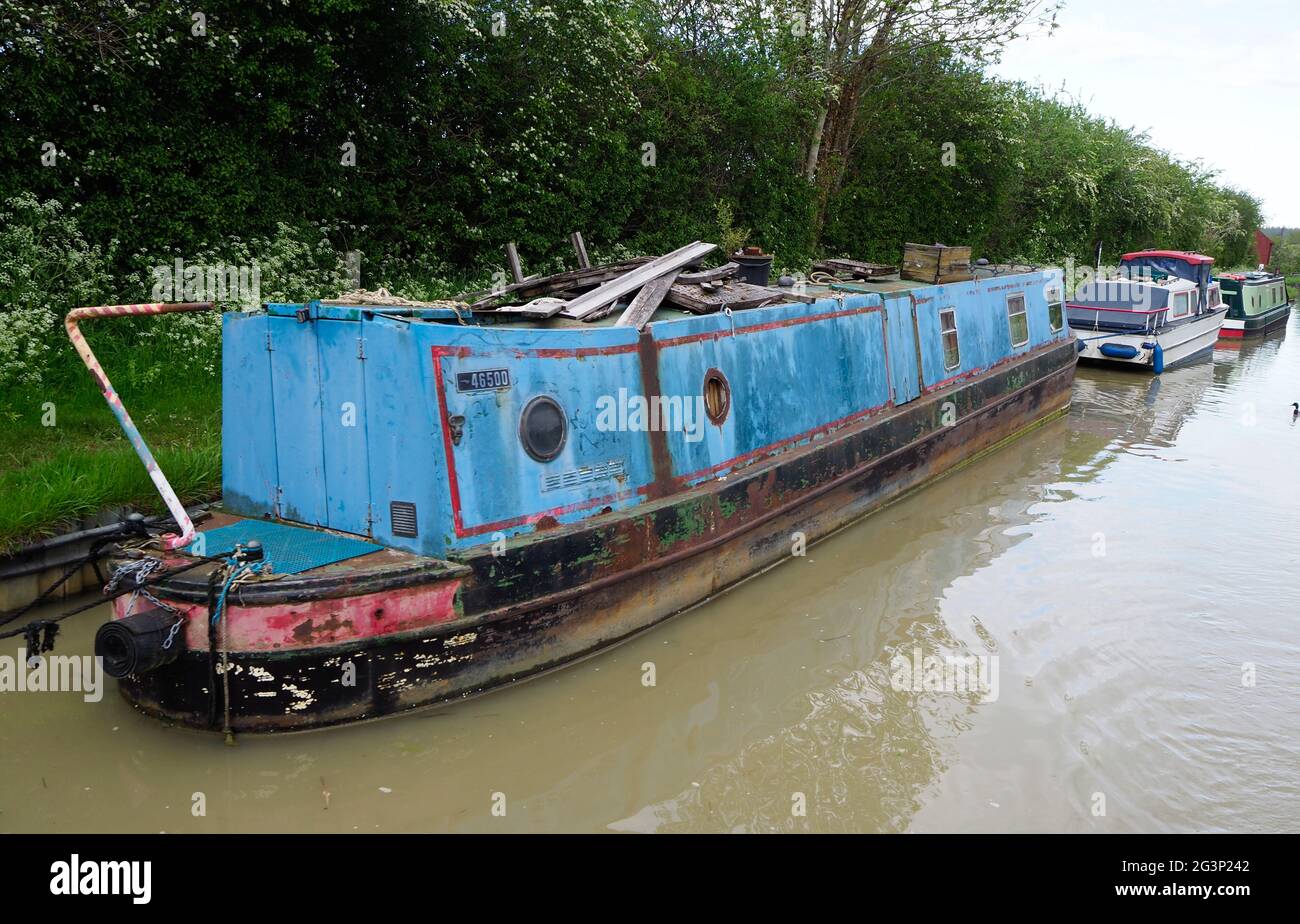 Un narrowboat vecchio, sporco e disordinato ormeggiato sul canale South Oxford Foto Stock