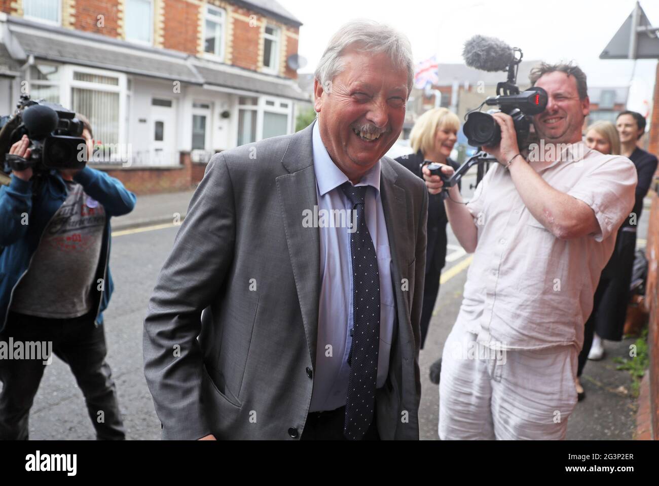 Il DUP Sammy Wilson arriva alla sede centrale del DUP a Belfast per un incontro degli ufficiali del partito. Il leader del partito Edwin Poots si trova di fronte a domande sul suo futuro di leadership dopo che una maggioranza significativa dei rappresentanti eletti del partito si è opposta alla sua decisione di ricostituire l'esecutivo di power sharing con Sinn Fein. Data immagine: Giovedì 17 giugno 2021. Foto Stock