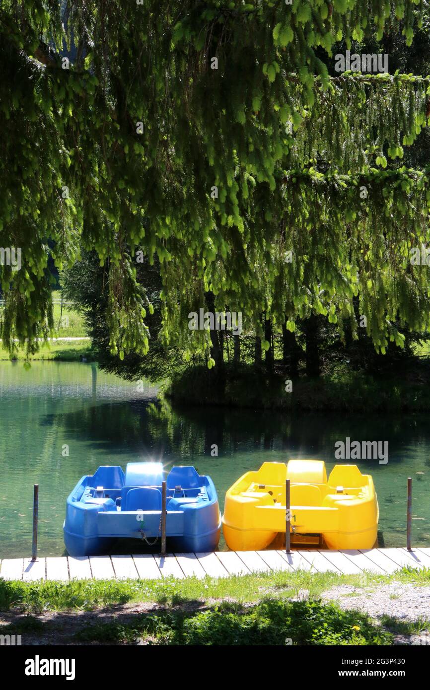 Pédalos bleus et jaunes sur le lac du Pontet. Les Contamines-Montjoie. Alta Savoia. Auvergne-Rhône-Alpes. Francia. Foto Stock