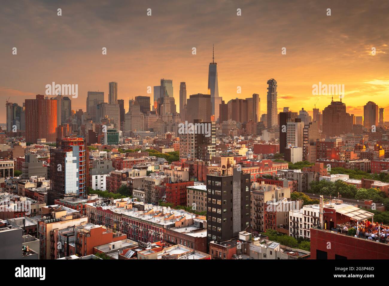 New York, New York, USA la parte inferiore di Manhattan skyline della città vista sul tetto al tramonto. Foto Stock