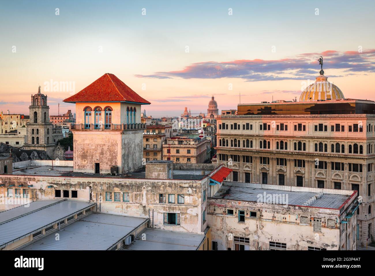 L'Avana, skyline del centro di Cuba dal porto all'alba. Foto Stock